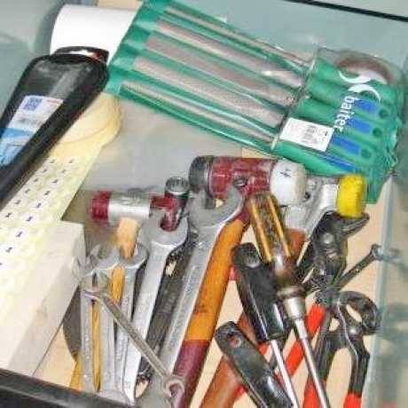 Werkzeuge liegen in der Schublade ungeordnet
