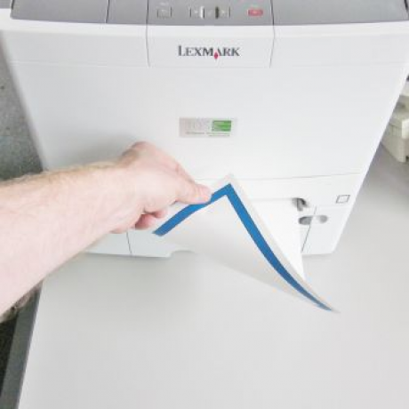 Die Engpassetiketten können einfach mit einem Laserdrucker bedruckt werden