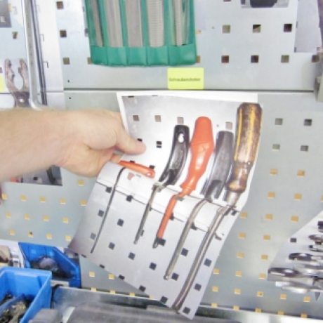 Das Werkzeugtafeletikett kann einfach auf Werkzeugtafeln aufgeklebt werden