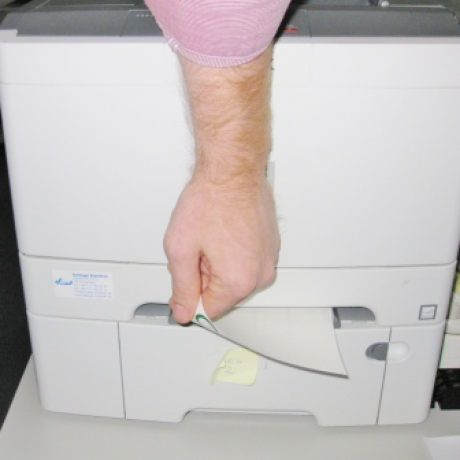 Einlegen der Etiketten in Laserdrucker