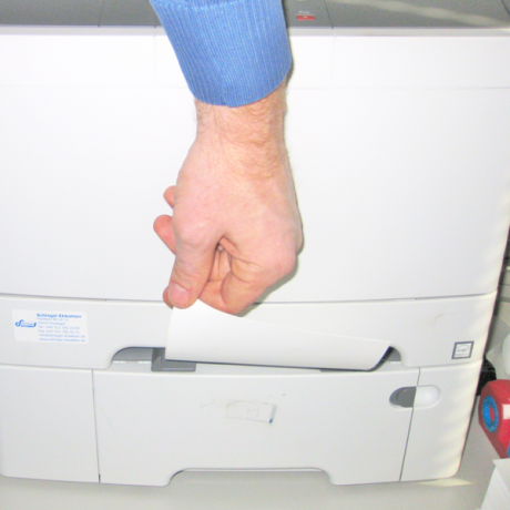 Das Etikett kann in jedem handelsüblichen Laserdrucker bedruckt werden