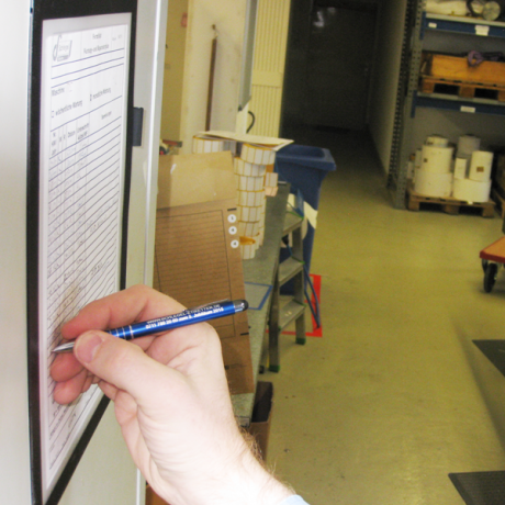 Aushänge können in dem Dokumentenhalter A4 Kleb Fen direkt beschriftet werden