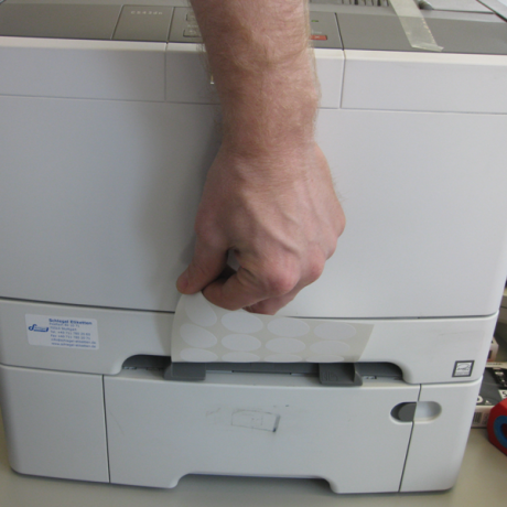 Die Etiketten werden im Laserdrucker individuell bedruckt