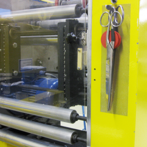 Mit Hilfe des magnetischen Werkzeughalter MagS wird eine Schere direkt an der Maschine befestigt 