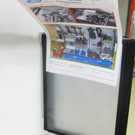 In den Dokuhalter 5x A4 Mag eco können einfach Arbeitsanweisungen und Visualisierungen im A4-Format eingesteckt werden