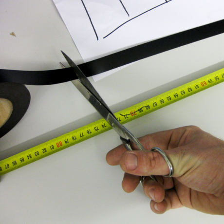 Der Tafelteiler Mag M kann einfach auf die passende Länge abgeschnitten werden