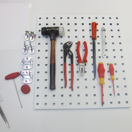 Werkzeugtafel S ist ein Set aus einer Lochplatte und den passenden Werkzeughaltern