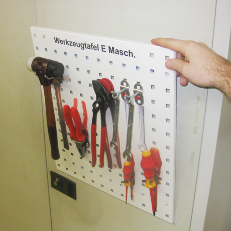 Mit Hilfe der Magnete können die Werkzeugtafeln direkt vor Ort in Griffreichweite angebracht werden