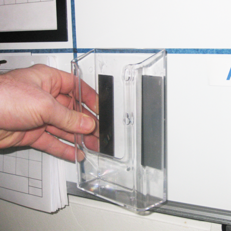 Die Kartenspendebox A6 kann mit den Magnetsriefen auf der Rückseite einfach an Whiteboards befestigt werden