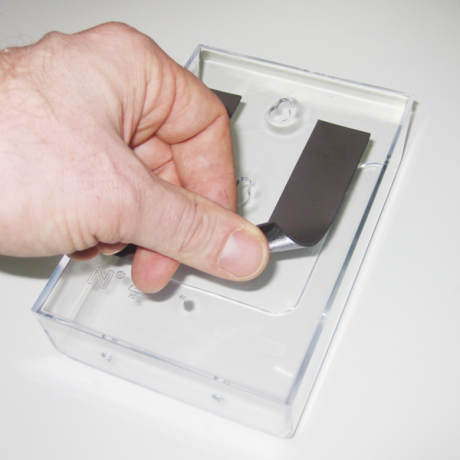 Einfaches Ankleben der Magnetstreifen auf der Kartenspendebox A6