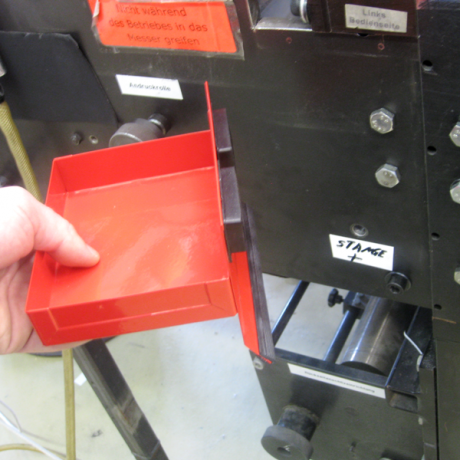 Die Werkzeugbox Mag S kann mit den zwei Magneten auf der Rückseite flexibel an der Anlage angebracht wreden