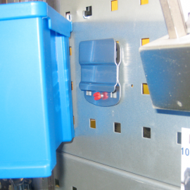 Mit dem Boxhalter LWS können geeignete Sichtlagerboxen an der Werkzeugatfel befestigt werden