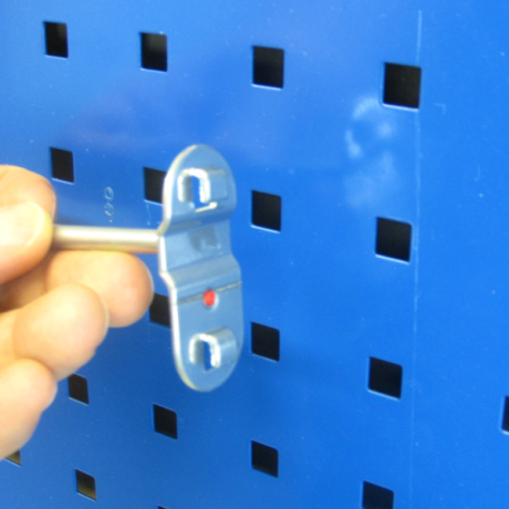 Einfache Montage des Werkzeughakens S100 an der Lochplatte