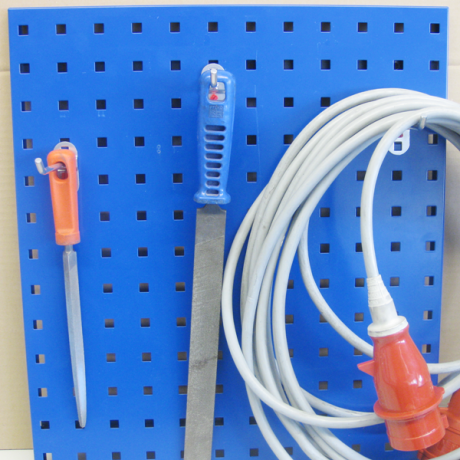 Mit Hilfe der der längeren Werkzeughaken S100 können sowohl Handwerkzeuge, wie auch Kabel und Schläuche am Lochblech befestigt werden