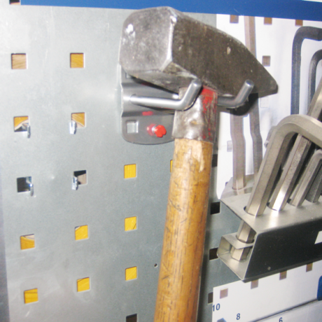 Ein Hammer hängt im Werkzeugdoppelhaken S75 an der Lochplatte