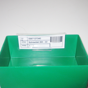 Kanbankarte wird mit Hilfe des Karten-Inboxhalters S in der Sichtlagerbox eingesteckt 