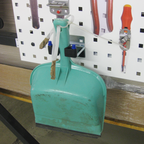 Mit Hilfe des Werkzeughalters Stiel M wird eine Kehrblech an der Werkzeugtafel befestigt