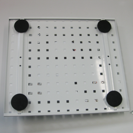 An der Lochplatte können bis zu 4 Plattenhalter Mag M angebracht werden