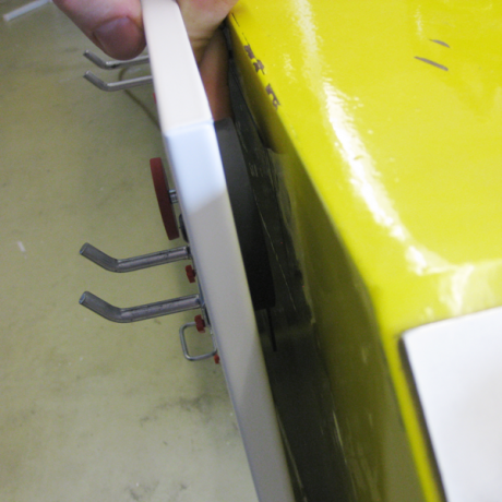 Mit dem Plattenhalter Mag M können Lochplatten an Maschinengehäusen angebracht werden