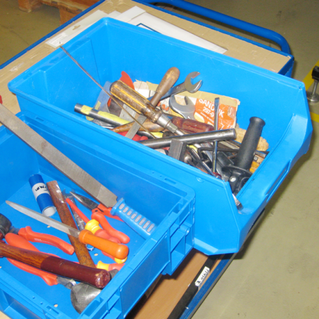 Werkzeuge am Arbeitsplatz in blauen Kunststoffboxen