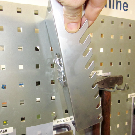 Der Schraubschlüsselhalter LWS S wird einfach an der Lochplatte montiert