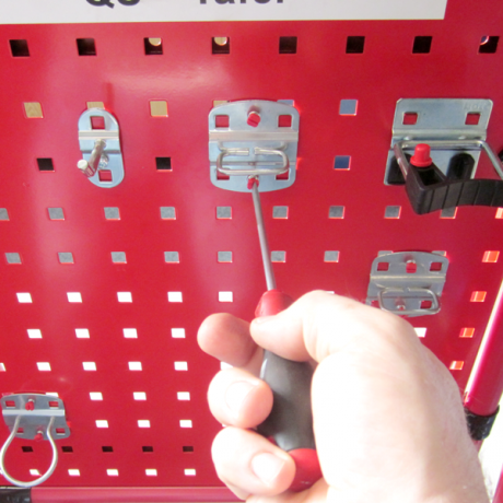 Mit den Schrauben LWS aus Kunststoff können die Werkzeughalter an der Lochplatte fixiert werden ohne die Oberfläche zu zerkratzen