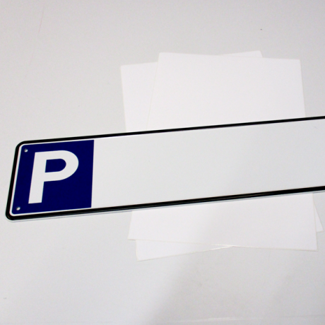 Stellplatzschild P ist eaus Aluminium in der Größe eines KFZ-Kennzeichens