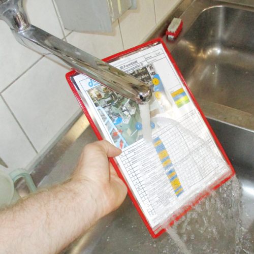 Infohalter A4 Mag Nass ist unter einem Wasserhahn bei fließendem Wasser