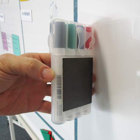 Whiteboardmarker Mag M kann durch die magnetische Verpackung einfach auf Whiteboards angebracht werden