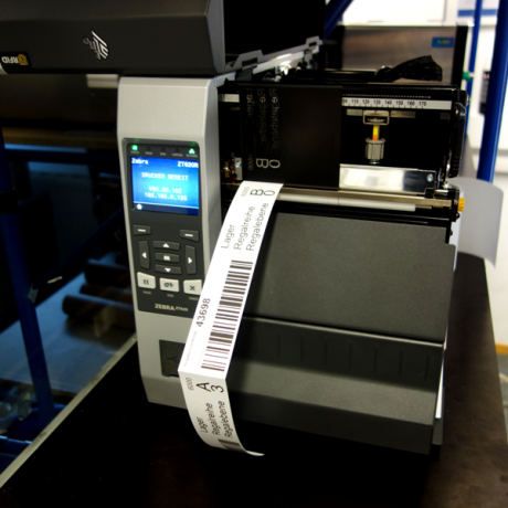 Die Kanbankarten Endlos 210x42 D können mit einem Drucker mit Blackmarkerkennung bedruckt werden