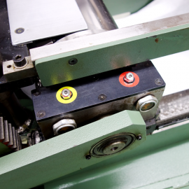 Zwei Schmiermitteletiketten kleben an der Maschine zur TPM Kennzeichnung der Instandhaltung