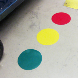 B-Punkt Grip 95 sind farbige Klebepunkte auf dem Boden