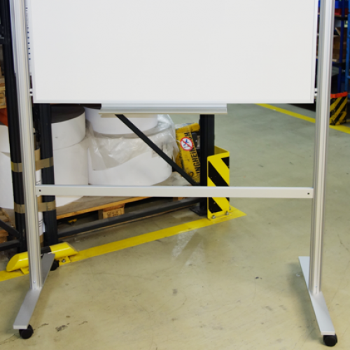 Zarge 124 Pro ist an das mobile Whiteboard 120 Pro befestigt