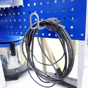 Kabel hängt auf Werkzeughalter 150 LWS an Lochplattenwagen 