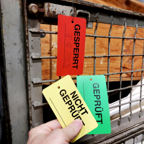 QS-Karte 1x Kunststoff mit 3 Karten in rot, gelb, grün an einer Gitterbox 
