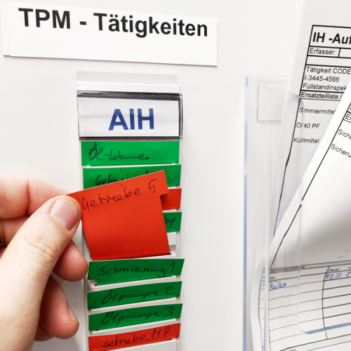 T-Wendekarte wird als visuelles Hilfsmittel für TPM und Lean in die Steckschiene gesteckt